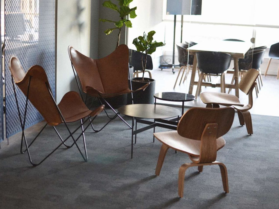 N5 Office: a relaxed meeting lounge with leather butterfly chairs